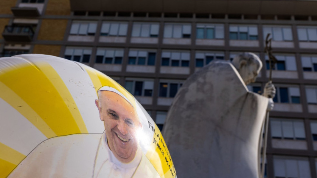 Starea de sănătate a Papei Francisc se îmbunătățește ușor
