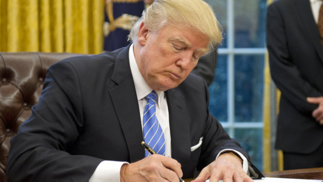 Donald Trump va semna un ordin executiv prin care engleza devine limba oficială a SUA