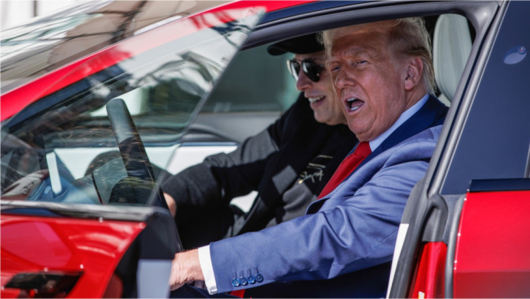Donald Trump condamnă atacurile asupra Tesla ca formă de terorism intern
