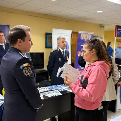 Prezență activă a polițiștilor la Bursa locurilor de muncă din Bacău