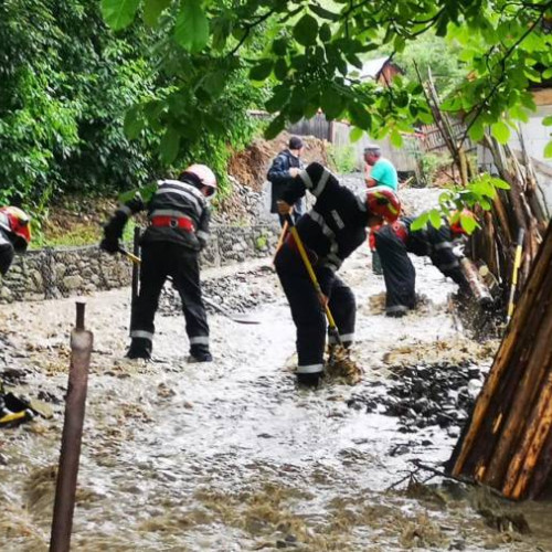 Pompierii din Bacău primesc sprijin pentru a face față vremii severe