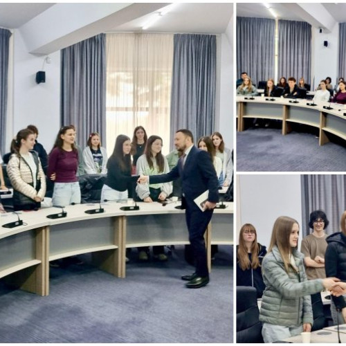 Ministrul Mircea Fechet întâlnește liceeni din Bacău