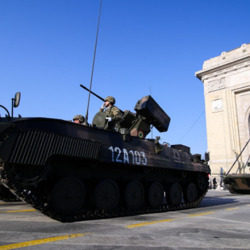 MApN dorește achiziționarea a 200.000 de arme, de diferite calibre, și a 246 de vehicule militare șenilate, toate fabricate în România