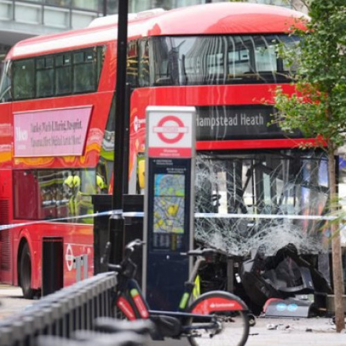 Un autobuz supraetajat a intrat în pietonii de pe un trotuar din Londra. Mai multe persoane au fost rănite