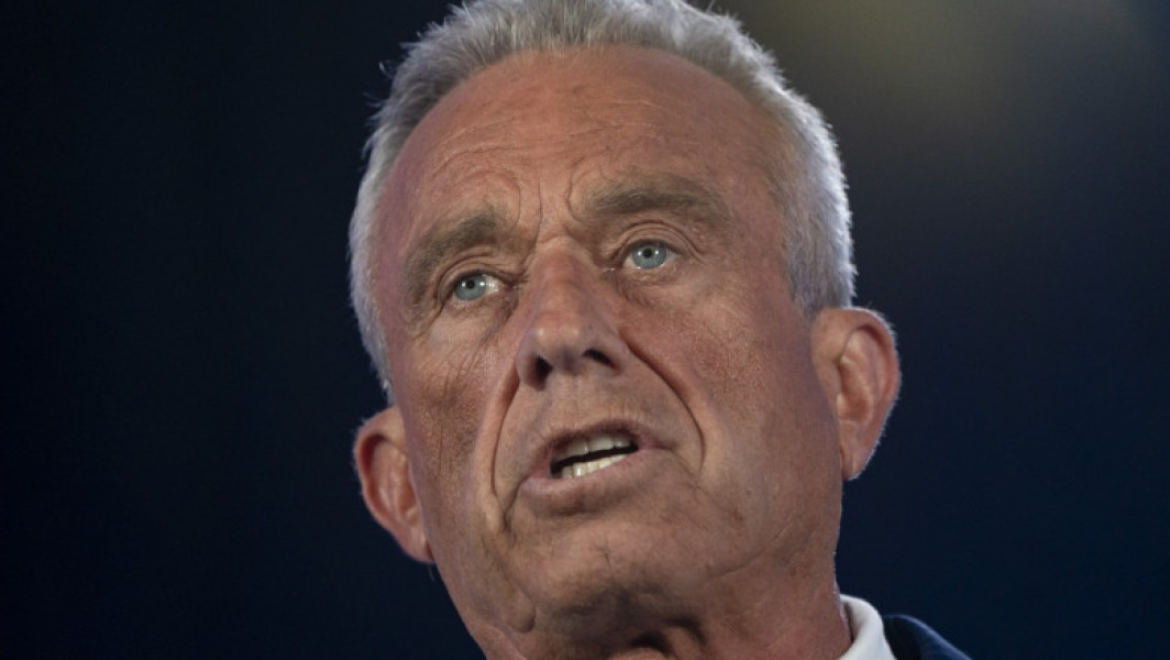 Secretarul american al Sănătății, Robert F. Kennedy Jr., intenționează să anunțe că utilizarea Tylenol de către femeile însărcinate ar putea fi legată de autism, relatează The Wall Street Journal, citând surse apropiate, fără dovezi. În raport, Kennedy va sugera că acid folinic ar putea trata unele simptome.