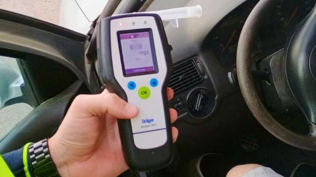 Un bărbat a fost reținut, după ce a fost prins conducând beat și fără permis