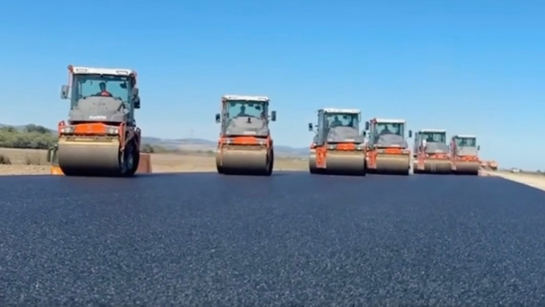 Lucrări de asfaltare și structuri avansează pe autostrada A7 între Domnești-Târg și Răcăciuni